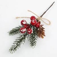 Décorations de branches de Noël comprenant des flocons de neige, des aiguilles de pin, des branches de fleurs et des plantes artificielles avec des baies rouges