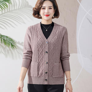 Nueva moda de otoño e invierno para mujeres de mediana edad y mayores, cárdigan de <span class=keywords><strong>punto</strong></span> con cable grueso con cuello en V, <span class=keywords><strong>chaqueta</strong></span> informal para madre - Product Image 3