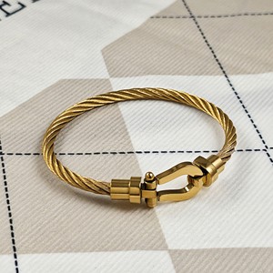 Brazalete Geométrico Minimalista de Alambre Trenzado, Chapado en Oro de 18K sobre Plata, Antideslustre, de Acero Inoxidable Triple X, Unisex - Product Image 4