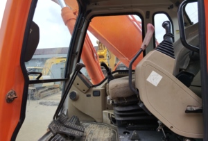 Excavatrice sur chenilles Doosan DH300-7 d'occasion, modèle 2022, 30 tonnes, excellent état, pompe hydraulique et engrenages testés et inspectés - Product Image 6