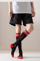 Chaussettes de compression personnalisées en gros pour femmes et hommes, multicolores, à motifs amusants, avec lettres imprimées, pour la course et le cyclisme