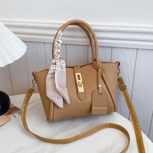 Ofrecemos muestras gratuitas. Admitimos OEM/ODM. Bolsos tipo cubo de lujo de cuero genuino negro para mujer, ideales para compras. - Product Image 1