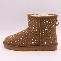Bottines courtes en cuir de vache noir avec doublure en fourrure et rivets sur toute la surface