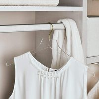 Nouveau Style rond acrylique cintre cristal clair avec crochet en or conception fonctionnelle robes manteaux magasins de vêtements salons