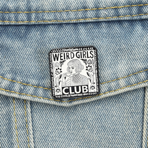Broches en émail 'Weird Girls Club' rétro, motif fille noire et blanche buvant du thé avec bordure florale, badges de revers, vente en gros - Product Image 1