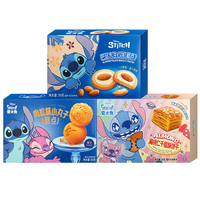 Trois biscuits et snacks chinois populaires salés et sucrés en boîte, aux formes et textures variées, garnis de noix