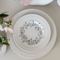Service de vaisselle en porcelaine embossée à motif végétal vintage français, comprenant assiettes à dessert, tasses et soucoupes, de haute qualité, compatible micro-ondes, pour mariage chinois