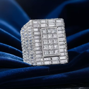 Bague unisexe de luxe sur mesure avec diamant de laboratoire taille brillant rond, bijou de mode haut de gamme pour toutes les occasions - Product Image 1