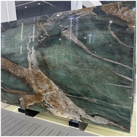 Dalles de quartzite Fuchsite Cristallo vert brésilien rétroéclairé pour comptoirs de cuisine et de salon dans les villas et les maisons de luxe