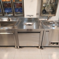 Table de travail en acier inoxydable pour cuisine commerciale avec armoire à porte coulissante, rangement sous étagère, station de préparation robuste pour restaurant