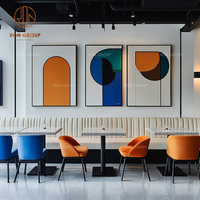 Ensemble de mobilier de café, de restaurant et de salon de thé, canapé en cuir beige avec tables carrées en marbre et chaises de restaurant en velours
