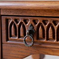 Table basse étroite rétro vintage en bois massif avec tiroir et pieds tournés pour entrée, couloir ou salon