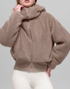 Chaqueta de invierno para mujer, cálida y cortavientos, con cremallera completa, capucha alta, forro polar Sherpa y lana de cordero, con logotipo personalizado, fabricada a medida - Product Image 1