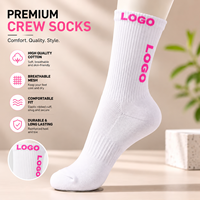 Chaussettes de sport respirantes en maille premium avec logo géométrique personnalisé en jacquard, bordure élastique côtelée, talon et bout renforcés, durables