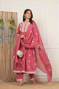 Ensemble Kurta en coton brodé pour femme avec pantalon et dupatta – Costume ethnique indien Salwar Kameez – Tenue de fête rose - Product Image 4