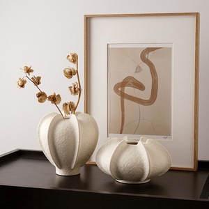 Vase en céramique blanche Qianrui, style vintage, fait main, style européen, arrangement de fleurs artificielles, pots à fleurs irréguliers pour le salon - Product Image 4