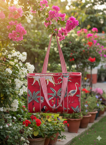 Bolso de hombro espacioso y ecológico con estampado de animales de la selva roja hecho a mano, con cierre de cremallera, para uso diario y viajes. - Product Image 3