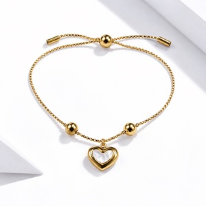 Pulsera con deslizador en forma de corazón, acero inoxidable y concha, chapado al vacío en oro de 14K, motivo de corazón de 11.8 mm, 4.3 g - Product Image 1