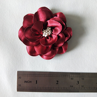 Fait à la main Usine De Satin Décoratif Pétale Fleurs avec Perles centre
