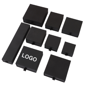 Emballage coulissant personnalisé haut de gamme avec logo estampé à chaud or, en carton noir mat, doublure en éponge, recyclable et fermeture magnétique - Product Image 1