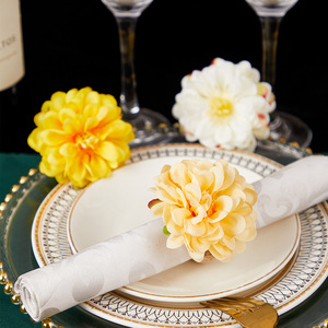 Anelli Portatovaglioli in Plastica PP Moderni con Fiori Simulati per Feste e Matrimoni - Product Image 3