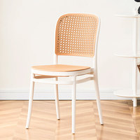 Chaise de salle à manger empilable moderne en PP, légère, durable, imperméable, en plastique, pour café et restaurant en plein air