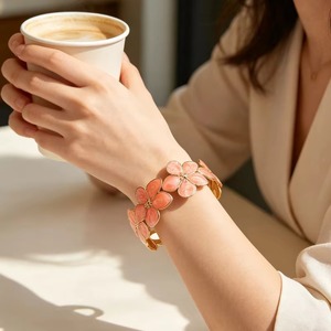 Bracelet ouvert multi-fleurs de frangipanier pour femme, en métal doré, avec motif floral en émail, élégant, cadeau de mariage, bijoux - Product Image 5