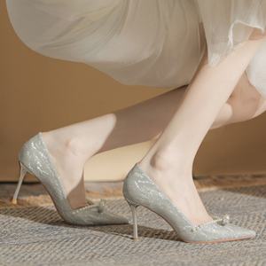 Chaussures à talons hauts élégantes pour femme, style argenté, chaussures formelles, intemporelles et adaptées aux soirées et mariages. - Product Image 5