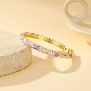 Pulsera de dijes apilables vintage para mujer, estilo Palacio, chapada en oro, de latón, con pétalos de esmalte líquido de color fresco y dulce - Product Image 5