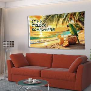 Drapeau drô<span class=keywords><strong>le</strong></span> avec l'inscription « C'est 5 <span class=keywords><strong>heures</strong></span> quelque part » et un perroquet |   Bannière en polyester 110D double face 3x5 pieds |   2 œillets en laiton pour fête tropicale sur la plage - Product Image 2