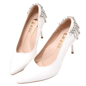 Chaussures de mariée blanches brillantes classiques avec talons fins et décoration en strass Type de fermeture à enfiler pour mariage - Product Image 2