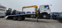 Camion plateau SINOTRUK HOWO 8x4 avec grue télescopique, moteur diesel 371HP/430HP, hauteur de levage 15m, stabilisateurs hydrauliques, échelle arrière