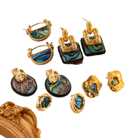 Boucles d'oreilles tendance vintage plaquées or 18 carats, motif vague irrégulière, coquille d'ormeau naturelle, clous d'oreilles de style moyen-âge