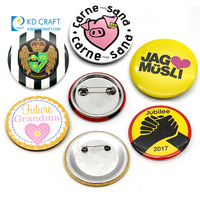 Badge en métal personnalisé à logo imprimé, design populaire, économique, avec motif visage souriant amusant et fermoir de luxe