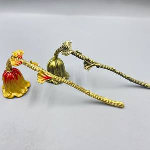 Outil d'extinction de bougie juive en nickel poli avec gravure de Jérusalem, métal doré, éteignoir de bougie de Shabbat - Product Image 1