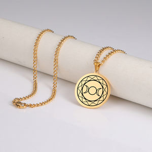 Collar de <span class=keywords><strong>diosa</strong></span> de la luna Triple <span class=keywords><strong>vikinga</strong></span> para hombre, colgante de joyería de acero inoxidable con estampado láser negro, chapado en oro de 18K - Product Image 3