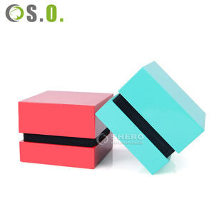 Boîtes à bijoux LED en plastique de luxe, rouge et vert, sur mesure, de qualité supérieure, pour colliers, bracelets, bagues et boucles d'oreilles. - Product Image 1
