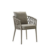 Vente en gros de chaises de salle à manger d'extérieur de style nordique moderne, empilables en aluminium durable et en bois pour les entrepôts de jardins