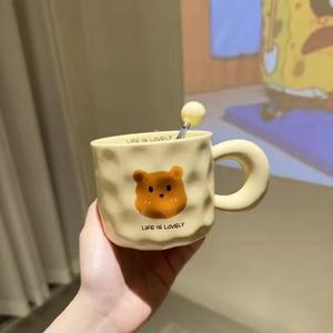 Tazza in Ceramica a Forma di Orso Giallo Latte con Logo Personalizzato, Coperchio e Cucchiaio, Design Cartoon per Caffetterie, Regalo Carino per Coppie - Product Image 1