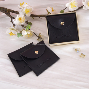 Pochette en cuir PU personnalisée 8x8cm pour bijoux, vente en gros, noire, pour bagues, bracelets, colliers, avec bouton-pression et gaufrage - Product Image 2