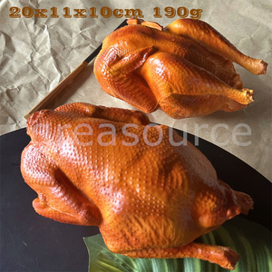 Modelo de exhibición de pollo asado realista para restaurantes de barbacoa y ahumados, elaborado en PU, con acabado dorado brillante y efecto de goteo, duradero, para exhibición de alimentos en pared. - Product Image 3