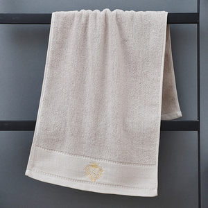 Serviettes de bain et de <span class=keywords><strong>spa</strong></span> en coton bouclette, brodées avec logo, pour hôtels, en blanc et gris foncé, vente en gros - Product Image 4