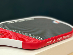 Raquette de pickleball EAVX Gen 4 Premium, corps thermoformé en titane sans bordure, noyau en bois de peuplier nid d'abeille, puissance équilibrée, contrôle du spin - Product Image 3