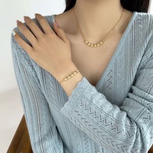 Collar con colgante de cinco círculos con cuentas de superficie pulida y cadena de eslabones chapada en oro de 18 quilates y rodio sobre plata S925, diseño delicado Dylam para mujer - Product Image 3