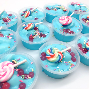 Slime de Colores Arcoíris en Vasos Azules con Chispas y Decoraciones de Caramelos para Niños, Diversión con Plastilina y Slime - Product Image 1