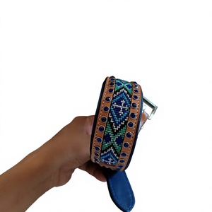 Collier pour chien en cuir durable avec rivets et perles, fermeture à boucle, design bleu et marron, utilisable toute l'année - Product Image 1