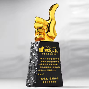 Trophée personnalisé en résine dorée avec base noire, motif pouce levé, pour récompense ou souvenir - Product Image 1