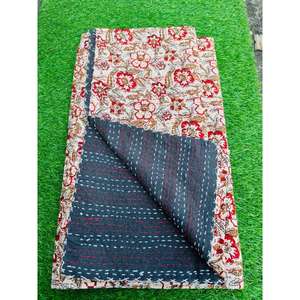 Cubrecama Kantha de algodón artesanal tradicional con un estampado artístico atemporal y una construcción ligera para un interior elegante. - Product Image 2