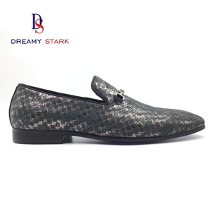 Tige de chaussure rétro faite à la main, durable, à motif spécial, avec logo personnalisé en cuir de vachette imitant la texture de la peau de serpent - Product Image 3