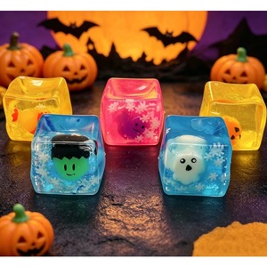 Juguete Blandito de TPR de 5.5cm con Forma de Cubo de Hielo Divertido de Halloween, Relleno de Maltosa, Bola de Broma para Aliviar el Estrés, Juguete de Descompresión de Ascenso Lento - Product Image 1